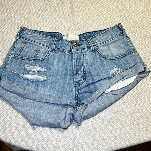 One Teaspoon Bandit Denim Shorts with slight distressing. Size 25. - Picture 3 of 11
